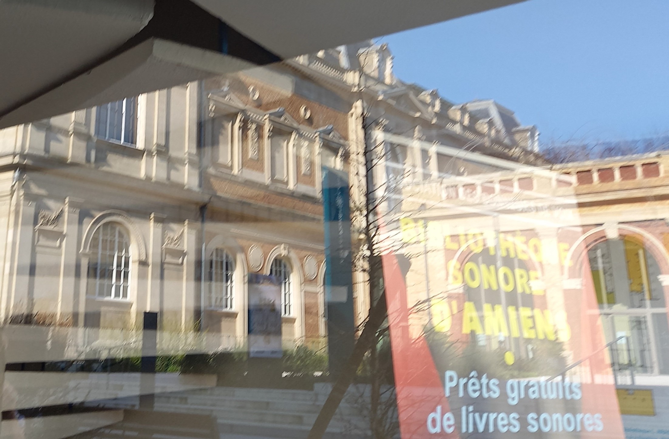 Reflet BS Amiens dans façade Musée de Picardie