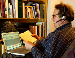 Un Donneur de Voix enregistre un audiolivre sur son ordinateur portable